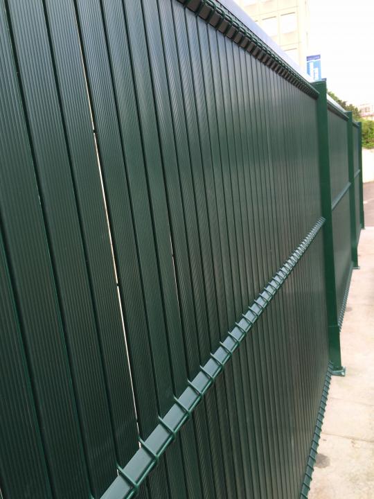 Clôture grillagée avec occultant PVC