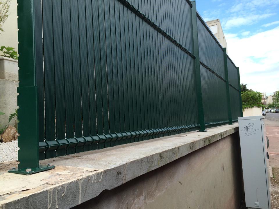 Clôture grillagée avec occultant PVC